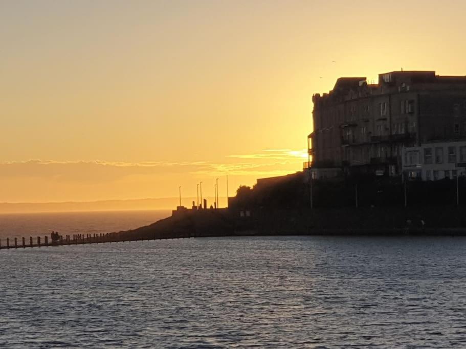 Modern Apartment With Stunning Sea View Weston-super-Mare Eksteriør billede