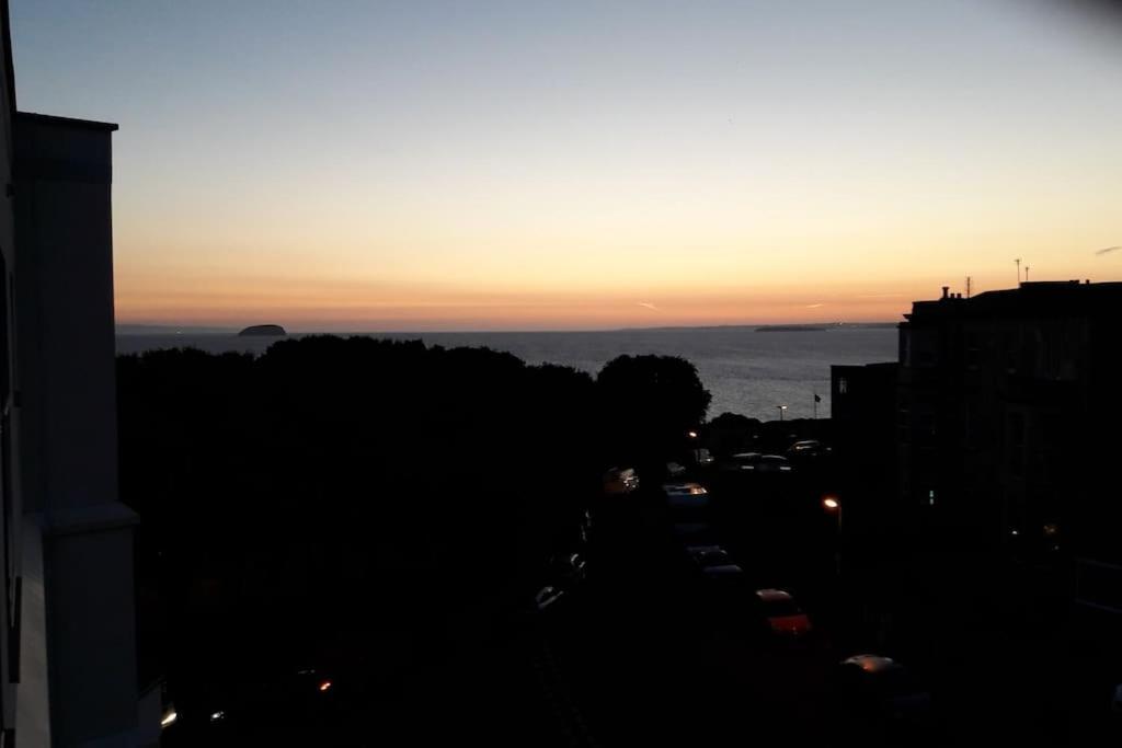 Modern Apartment With Stunning Sea View Weston-super-Mare Eksteriør billede